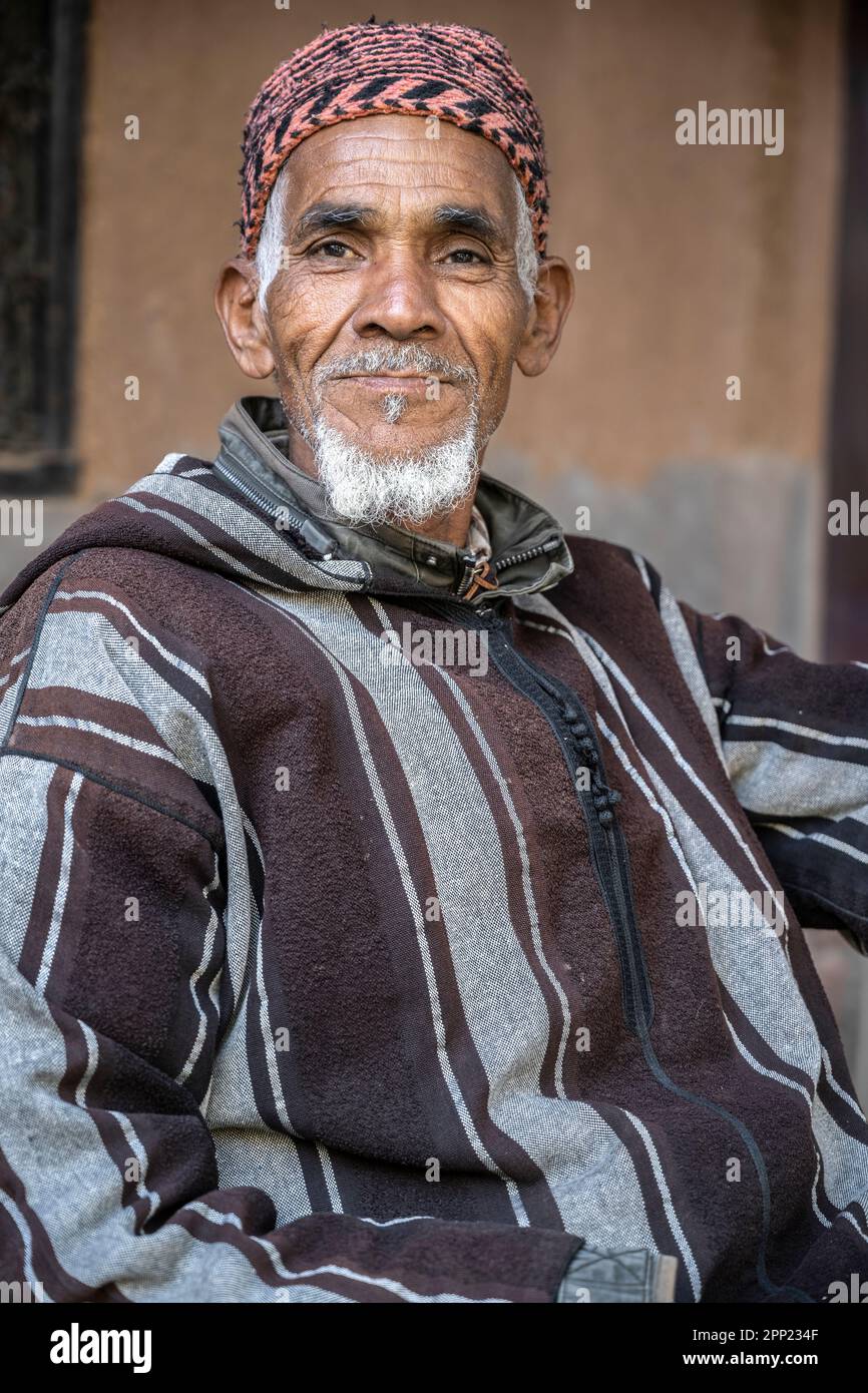 Ritratto dell'uomo berbero con djellaba a righe. Foto Stock