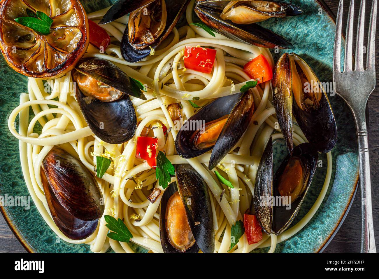 Cozze linquine con aglio e peperoni rossi. Sopra lo scatto. Foto Stock