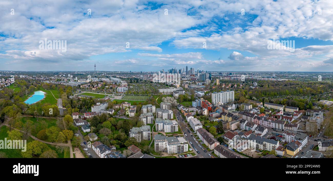Bella vista aerea panoramica sul centro finanziario europeo città Francoforte sul meno skyline del centro in primavera. Cielo blu, nuvole, alberi verdi. Assia, GE Foto Stock