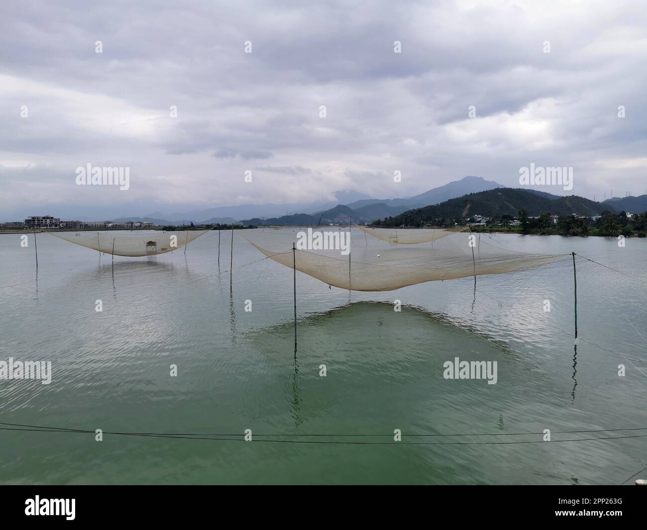 Lap An Lagune, Vietnam. 02nd Mar, 2023. Le reti da pesca pendono sul mare nella laguna di Lap An. Credit: Alexandra Schuler/dpa/Alamy Live News Foto Stock