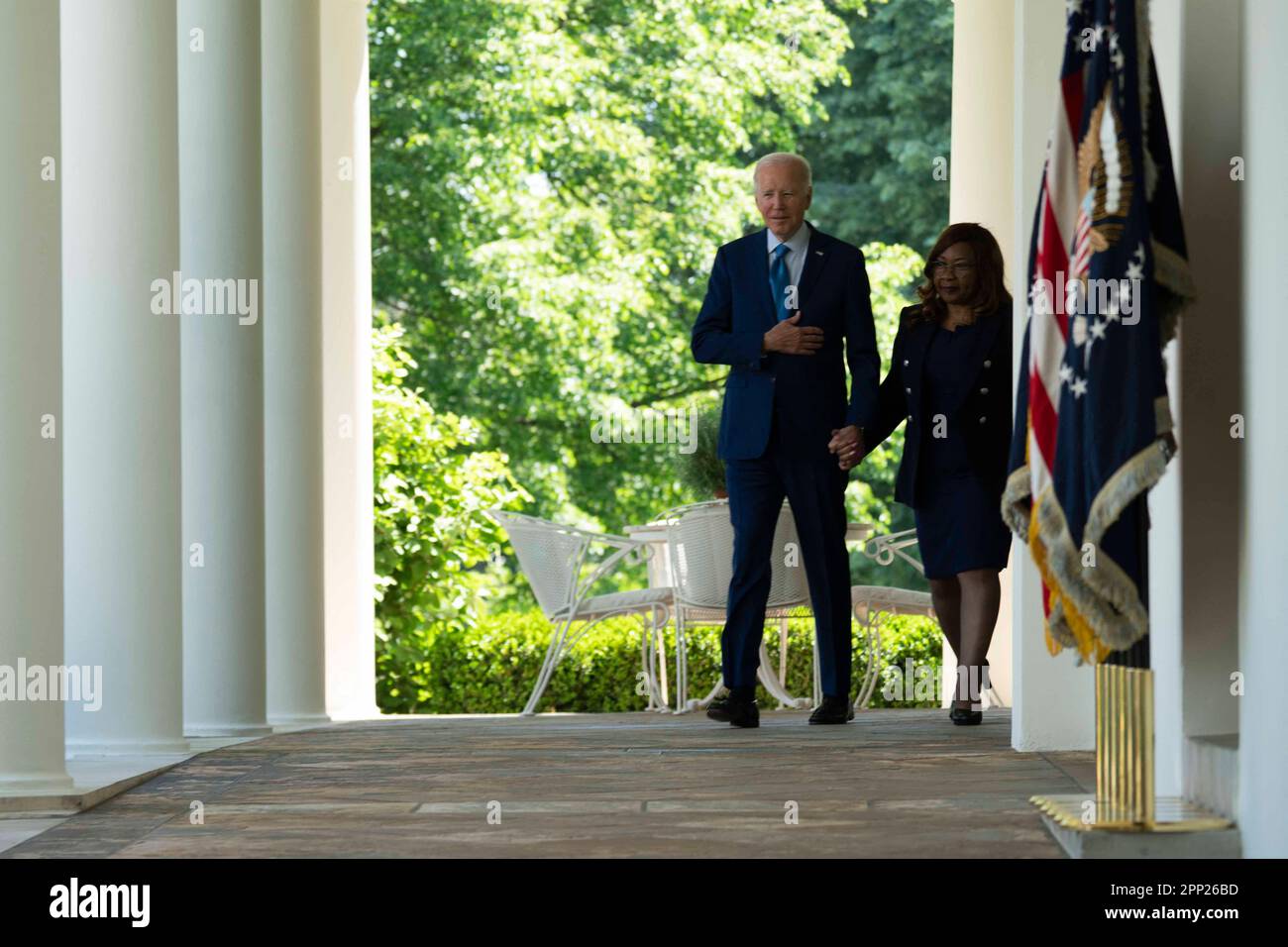 Washington, Stati Uniti. 21st Apr, 2023. Il presidente Joe Biden e Catherine Coleman Flowers, fondatore del Center for Rural Enterprise and Environmental Justice, camminano lungo il colonnato in vista di un evento sulla giustizia ambientale nel Rose Garden presso la Casa Bianca a Washington, DC Venerdì, 21 aprile 2023. Foto di Bonnie Cash/Pool/ABACAPRESS.COM Credit: Abaca Press/Alamy Live News Foto Stock