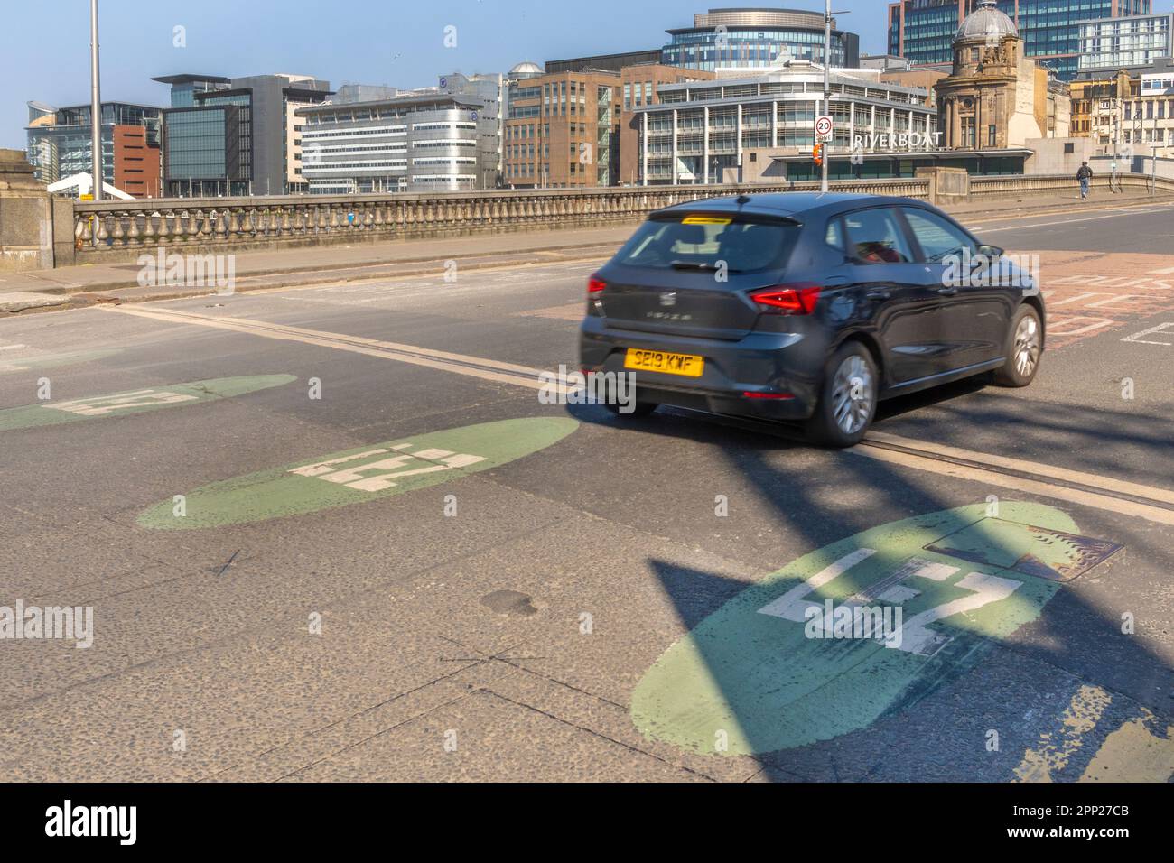 Veicolo che viaggia nella zona a basse emissioni (LEZ) vicino al centro di Glasgow, Scozia, Regno Unito Foto Stock