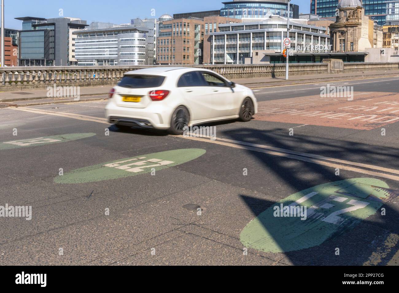 Veicolo che viaggia nella zona a basse emissioni (LEZ) vicino al centro di Glasgow, Scozia, Regno Unito Foto Stock