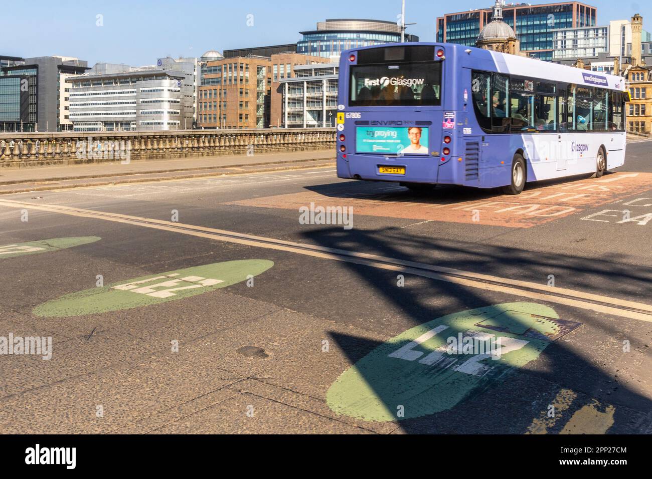 Veicolo che viaggia nella zona a basse emissioni (LEZ) vicino al centro di Glasgow, Scozia, Regno Unito Foto Stock