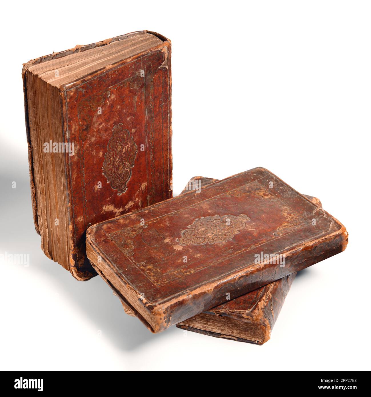 Vecchi libri in pelle rilegati su sfondo bianco con ombra. Studio Torah. Concetto di educazione e religione. Messa a fuoco selettiva. Spazio di copia Foto Stock