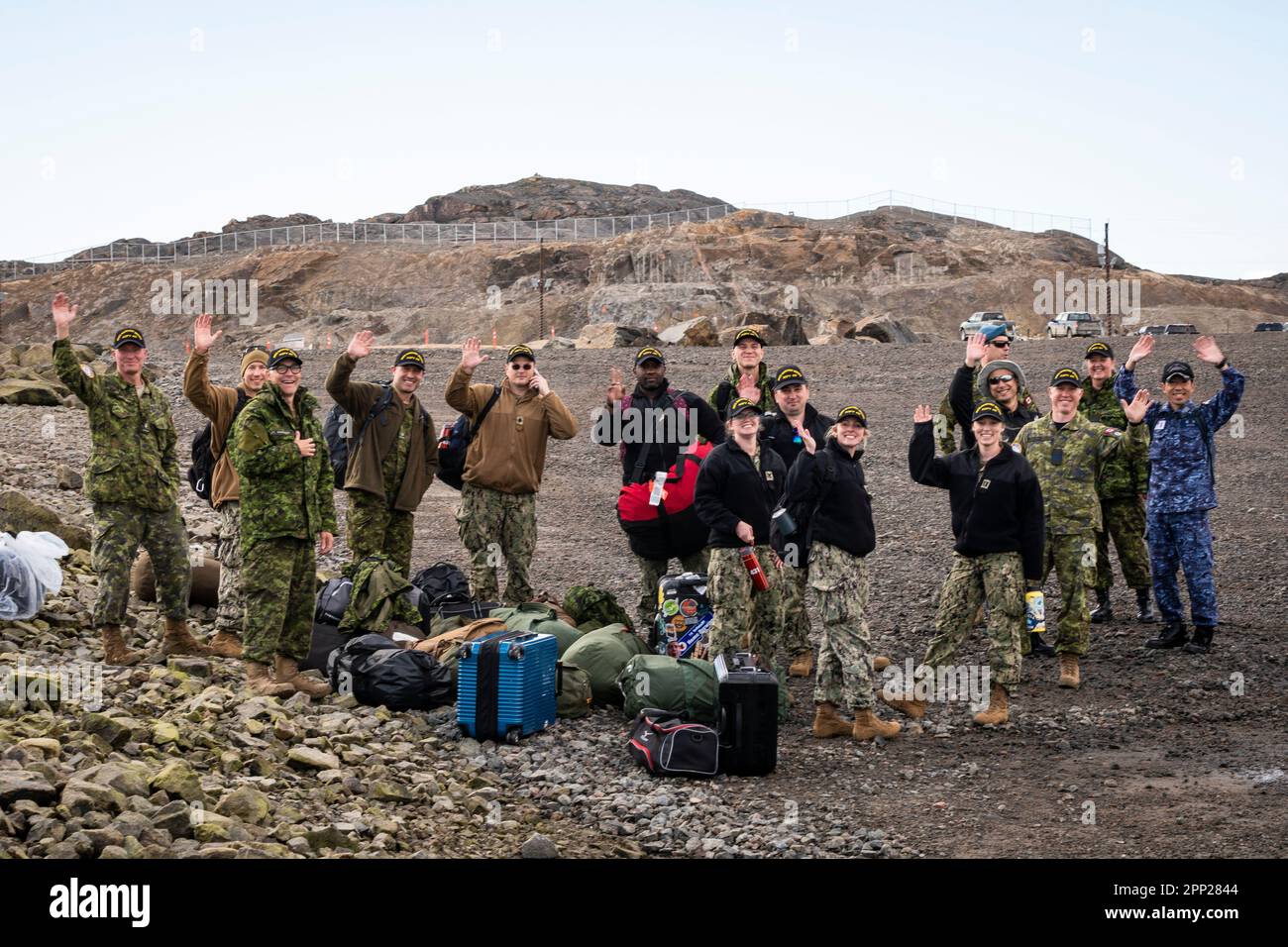 Gruppo medico militare Canada/USA che partecipa all'operazione Nanook 2022 con partenza da HMCS Margaret Brooke a Iqaluit, Isola di Baffin, Nunavut. Foto Stock