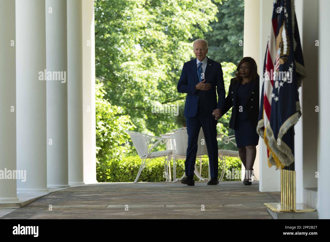 Washington, Stati Uniti. 21st Apr, 2023. Il presidente Joe Biden e Catherine Coleman Flowers, fondatore del Center for Rural Enterprise and Environmental Justice, camminano lungo il colonnato in vista di un evento sulla giustizia ambientale nel Rose Garden presso la Casa Bianca a Washington, DC Venerdì, 21 aprile 2023. Foto di Bonnie Cash/UPI Credit: UPI/Alamy Live News Foto Stock