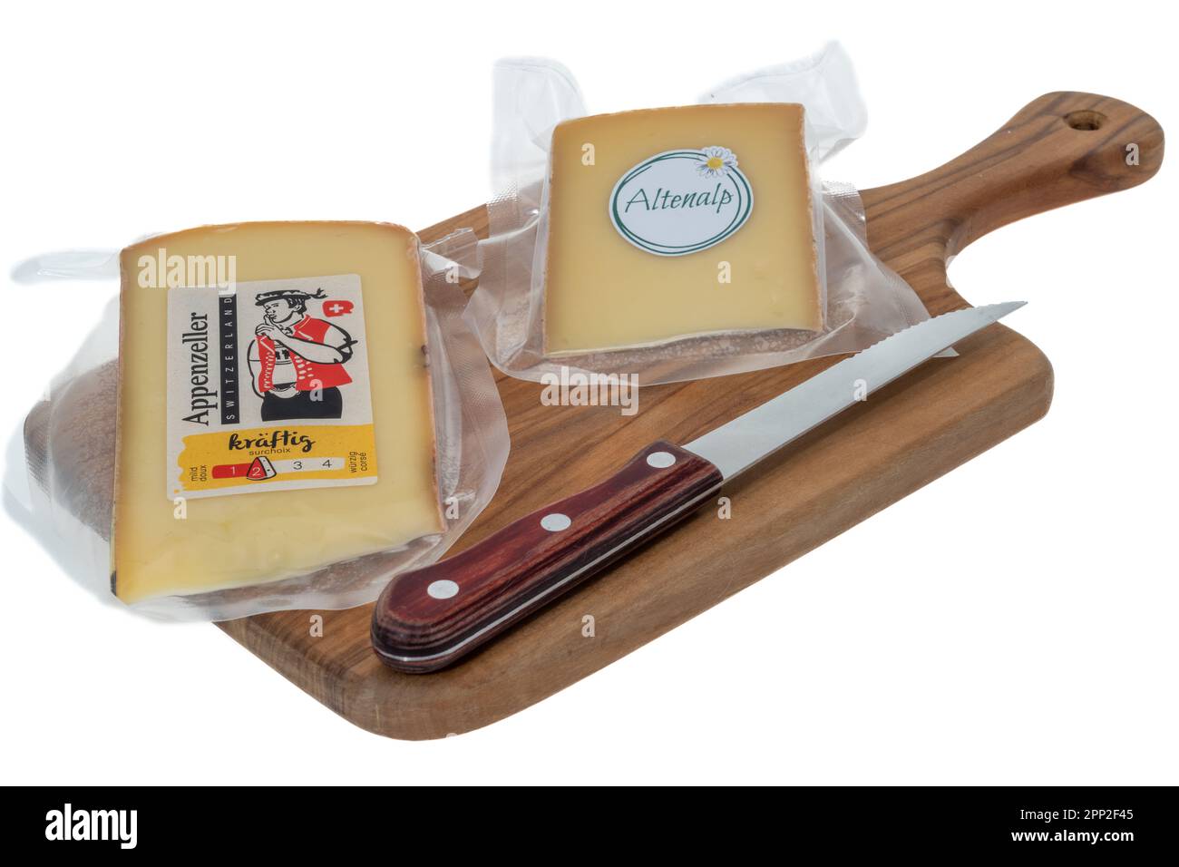 Londra, Regno Unito - 27th marzo 2023: Confezioni di formaggi Appenzeller e Altenalp che sono entrambi formaggi Appenzeller svizzeri. Formaggio Appenzeller i Foto Stock