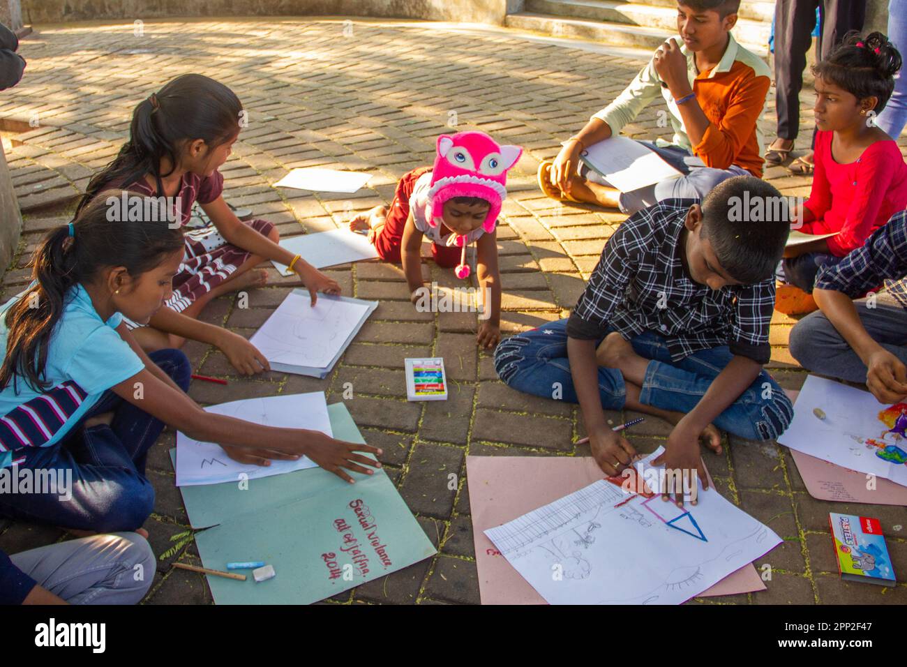 I bambini si attraggono durante un concorso artistico per celebrare la vita delle donne senza violenza a Jaffna, Sri Lanka, il 12 febbraio 2023. (Vijayatharsiny Thinesh/Global Press Journal) Foto Stock