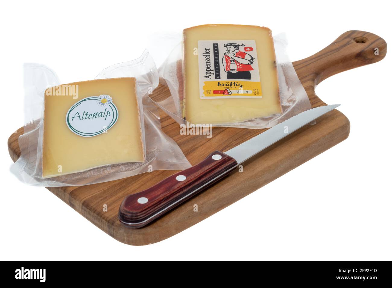 Londra, Regno Unito - 27th marzo 2023: Confezioni di formaggi Appenzeller e Altenalp che sono entrambi formaggi Appenzeller svizzeri. Formaggio Appenzeller i Foto Stock