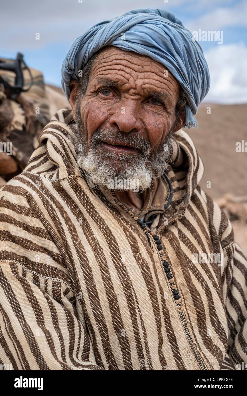 Ritratto di un vecchio nomade berbero accanto alla grotta dove vive vicino alla gola di Todra. Foto Stock