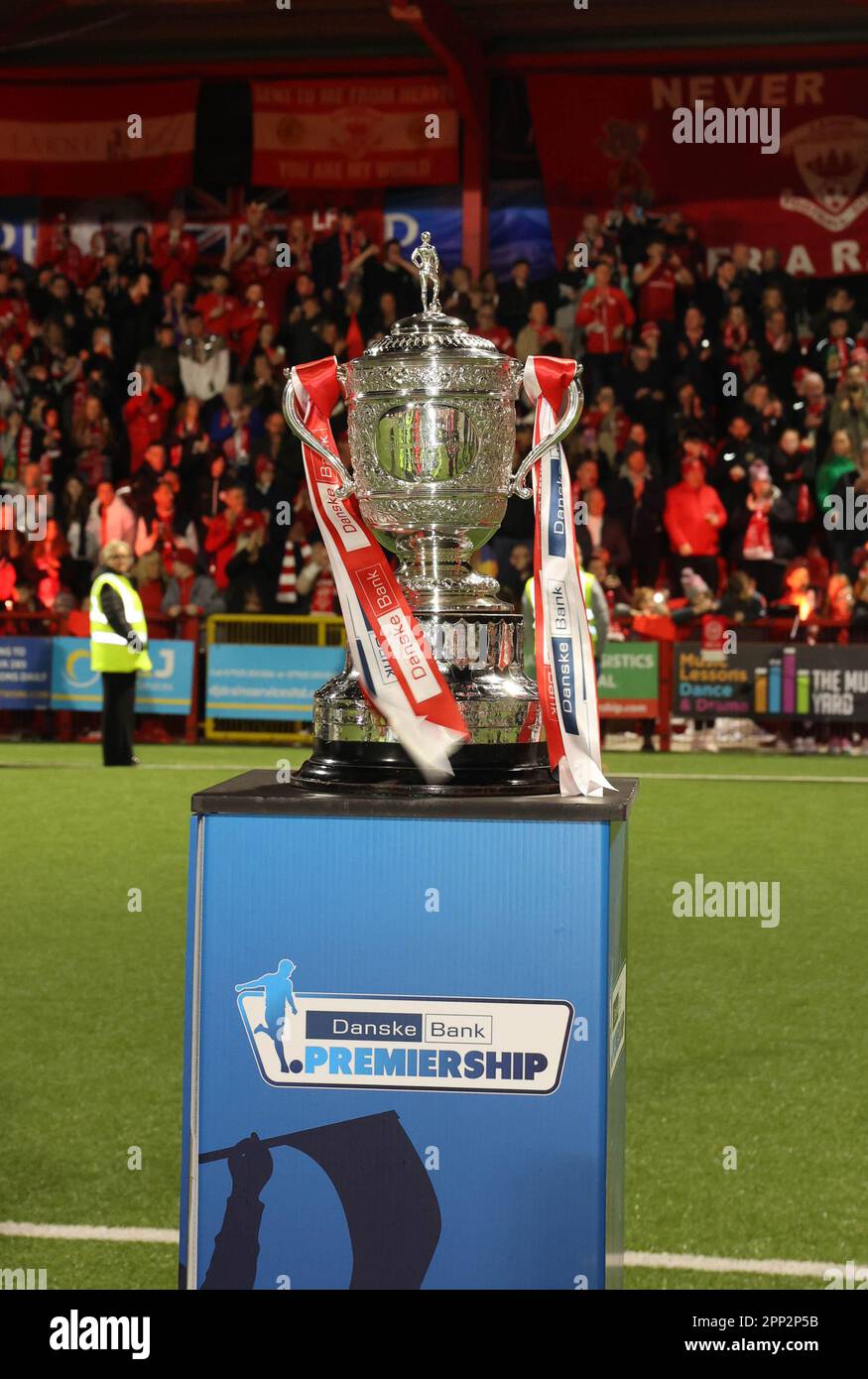 Inver Park, Larne, Irlanda del Nord, Regno Unito. 21 Apr 2023. Danske Bank Premiership – Larne / Linfield. Larne ha giocato a Linfield nella loro ultima partita in casa della stagione. Larne, i campioni ha alzato il trofeo, la Gibson Cup la notte. Larne in rosso. Credit: CAZIMB/Alamy Live News. Foto Stock