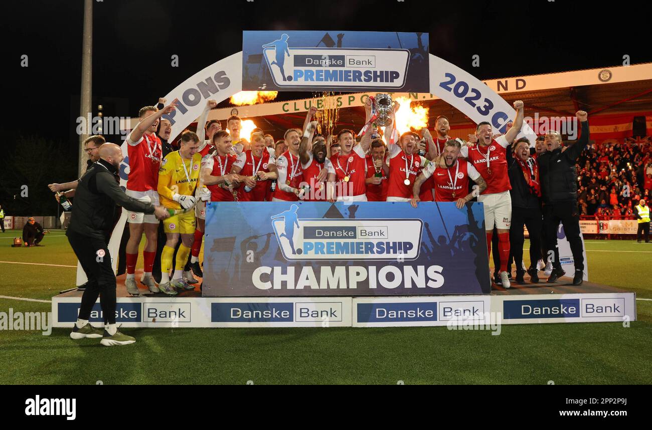 Inver Park, Larne, Irlanda del Nord, Regno Unito. 21 Apr 2023. Danske Bank Premiership – Larne / Linfield. Larne ha giocato a Linfield nella loro ultima partita in casa della stagione. Larne, i campioni ha alzato il trofeo, la Gibson Cup la notte. Credit: CAZIMB/Alamy Live News. Foto Stock