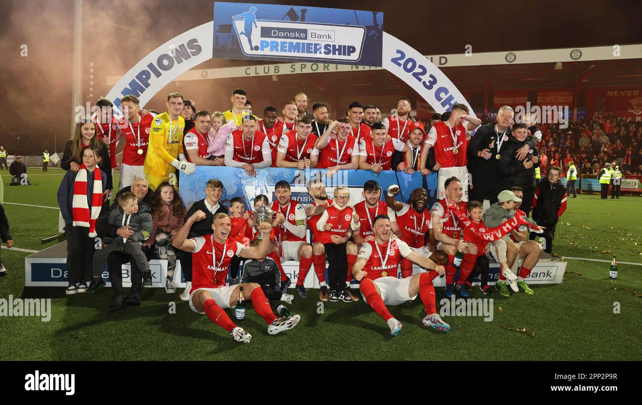 Inver Park, Larne, Irlanda del Nord, Regno Unito. 21 Apr 2023. Danske Bank Premiership – Larne / Linfield. Larne ha giocato a Linfield nella loro ultima partita in casa della stagione. Larne, i campioni ha alzato il trofeo, la Gibson Cup la notte. Credit: CAZIMB/Alamy Live News. Foto Stock