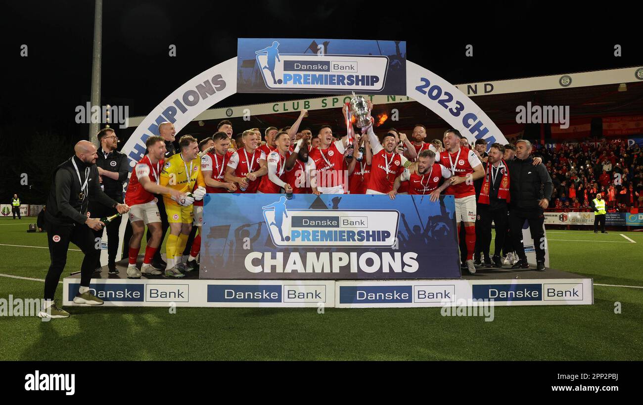 Inver Park, Larne, Irlanda del Nord, Regno Unito. 21 Apr 2023. Danske Bank Premiership – Larne / Linfield. Larne ha giocato a Linfield nella loro ultima partita in casa della stagione. Larne, i campioni ha alzato il trofeo, la Gibson Cup la notte.Credit: CAZIMB/Alamy Live News. Foto Stock