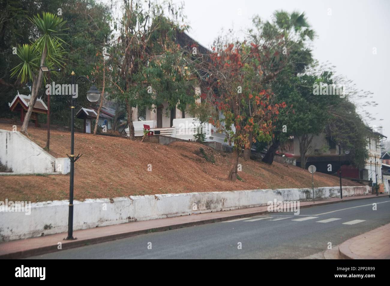 La chiesa di Wat Pa Ruak è abbandonata nella foresta di bambù. Situato sulla strada per Khao Phu si di fronte al palazzo c'è un murale scritto nel 1860, Foto Stock