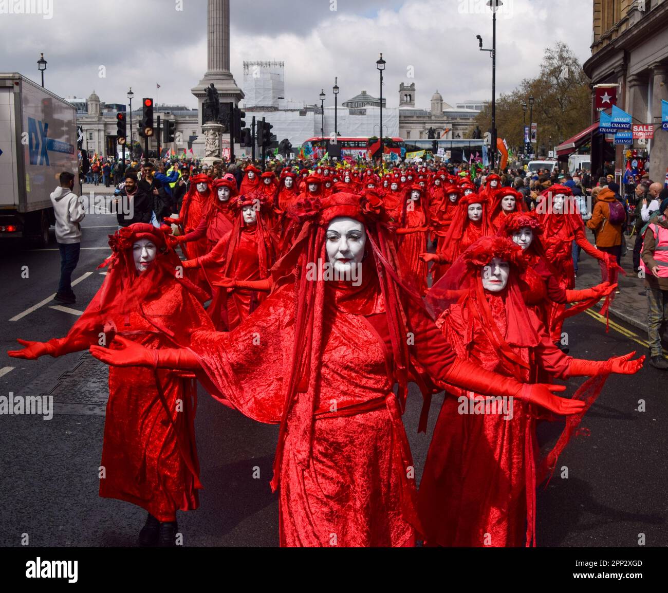 Londra, Regno Unito. 21st Apr, 2023. I manifestanti che indossano i costumi noti come ribelli rossi marciano attraverso Whitehall durante la manifestazione, mentre la ribellione dell'estinzione inizia la loro protesta di quattro giorni chiedendo al governo di allontanarsi dai combustibili fossili e di agire sulla crisi climatica. (Foto di Vuk Valcic/SOPA Images/Sipa USA) Credit: Sipa USA/Alamy Live News Foto Stock