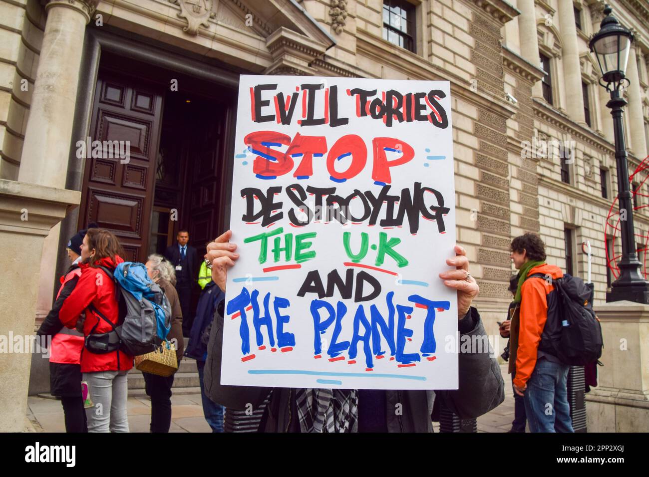 Londra, Regno Unito. 21st Apr, 2023. Un manifestante tiene un cartello anti-Tory durante la manifestazione in Piazza del Parlamento, mentre la ribellione dell'estinzione inizia la loro protesta di quattro giorni chiedendo che il governo si allontani dai combustibili fossili e agisca contro la crisi climatica. (Foto di Vuk Valcic/SOPA Images/Sipa USA) Credit: Sipa USA/Alamy Live News Foto Stock