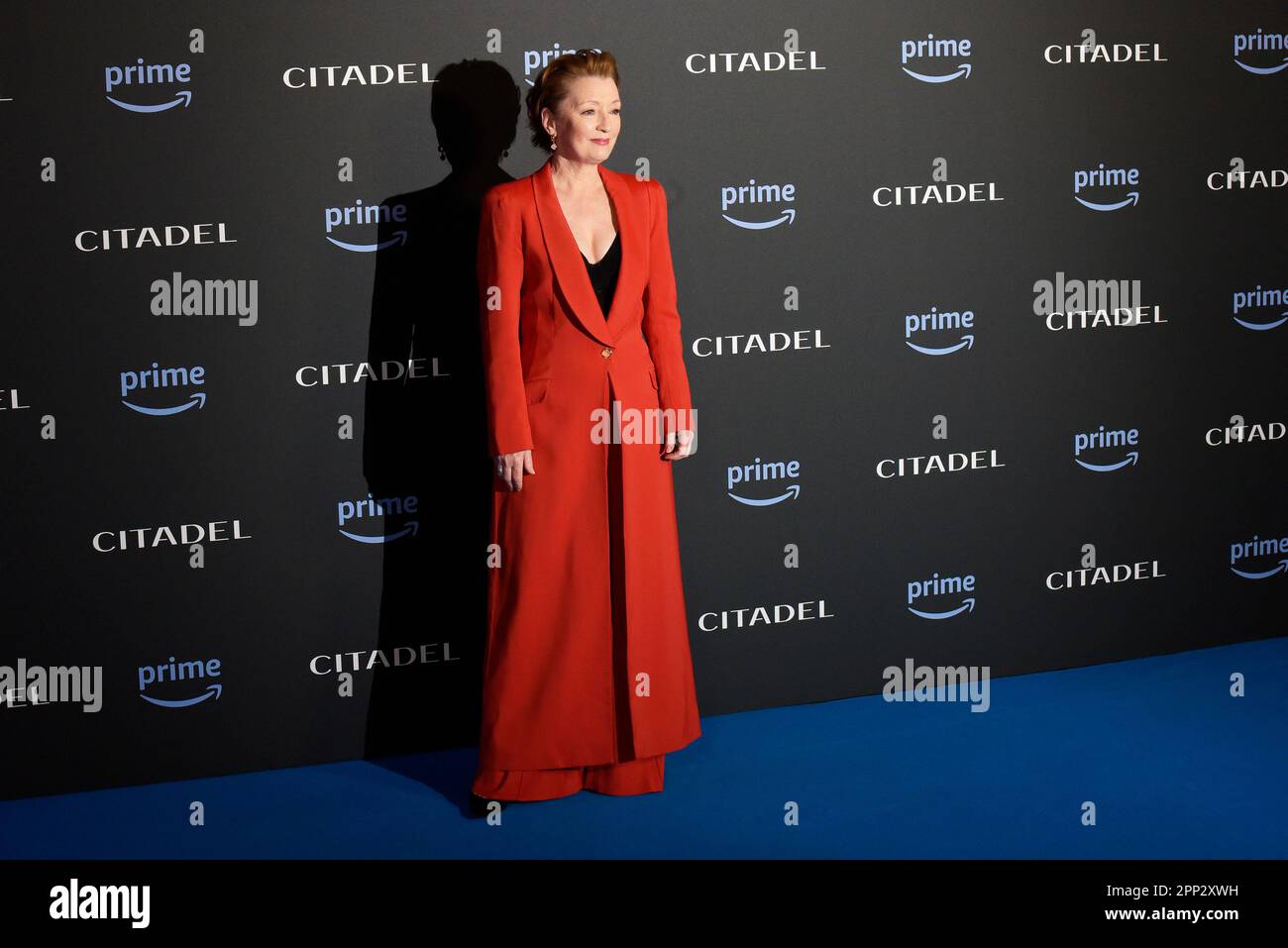 Roma, Italia. 21st Apr, 2023. Lesley Manville partecipa alla prima serie televisiva Citadel a Roma. Credit: Vincenzo Nuzzolese/Alamy Live News Foto Stock