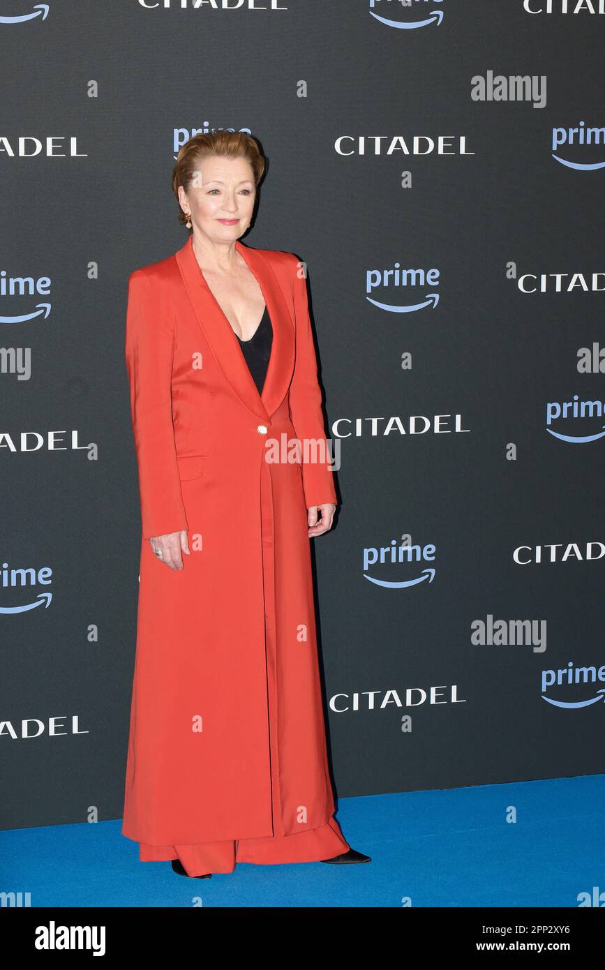 Roma, Italia. 21st Apr, 2023. Lesley Manville partecipa alla prima serie televisiva Citadel a Roma. Credit: Vincenzo Nuzzolese/Alamy Live News Foto Stock