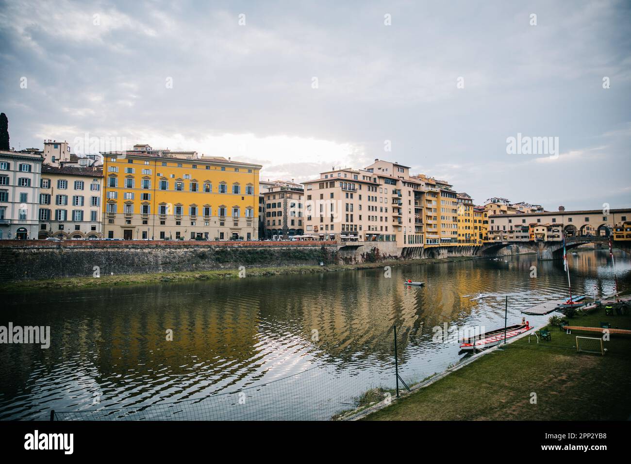 Al tramonto a Firenze, in Italia, si affaccia sull'Arno e sul Ponte Vecchio Foto Stock