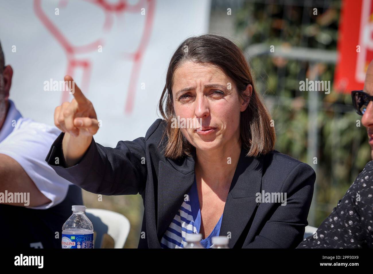 Gardanne, Francia. 20th Apr, 2023. Sophie Binet, il nuovo segretario nazionale del CGT (Confederazione Generale del lavoro), risponde alle domande dei giornalisti durante il suo viaggio a Gardanne, nel sud della Francia. (Foto di Denis Thaust/SOPA Images/Sipa USA) Credit: Sipa USA/Alamy Live News Foto Stock