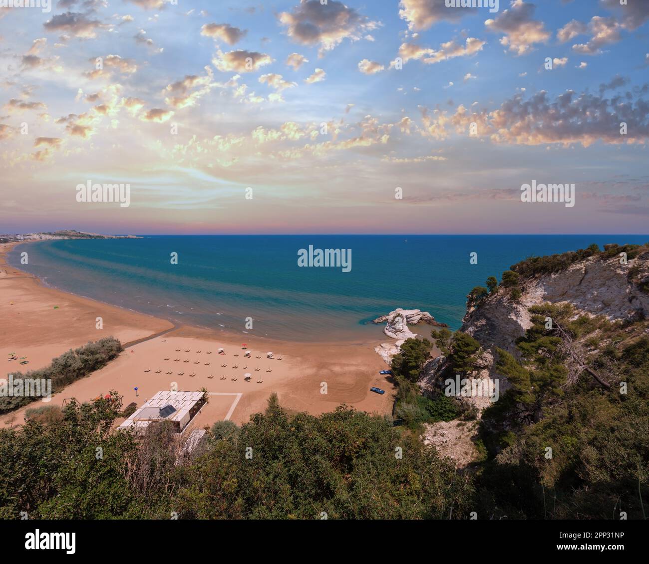 In estate il Lido di Portonuovo mare adriatico spiaggia vista (Vieste e Gargano in Puglia, Italia). Persone irriconoscibile. Foto Stock