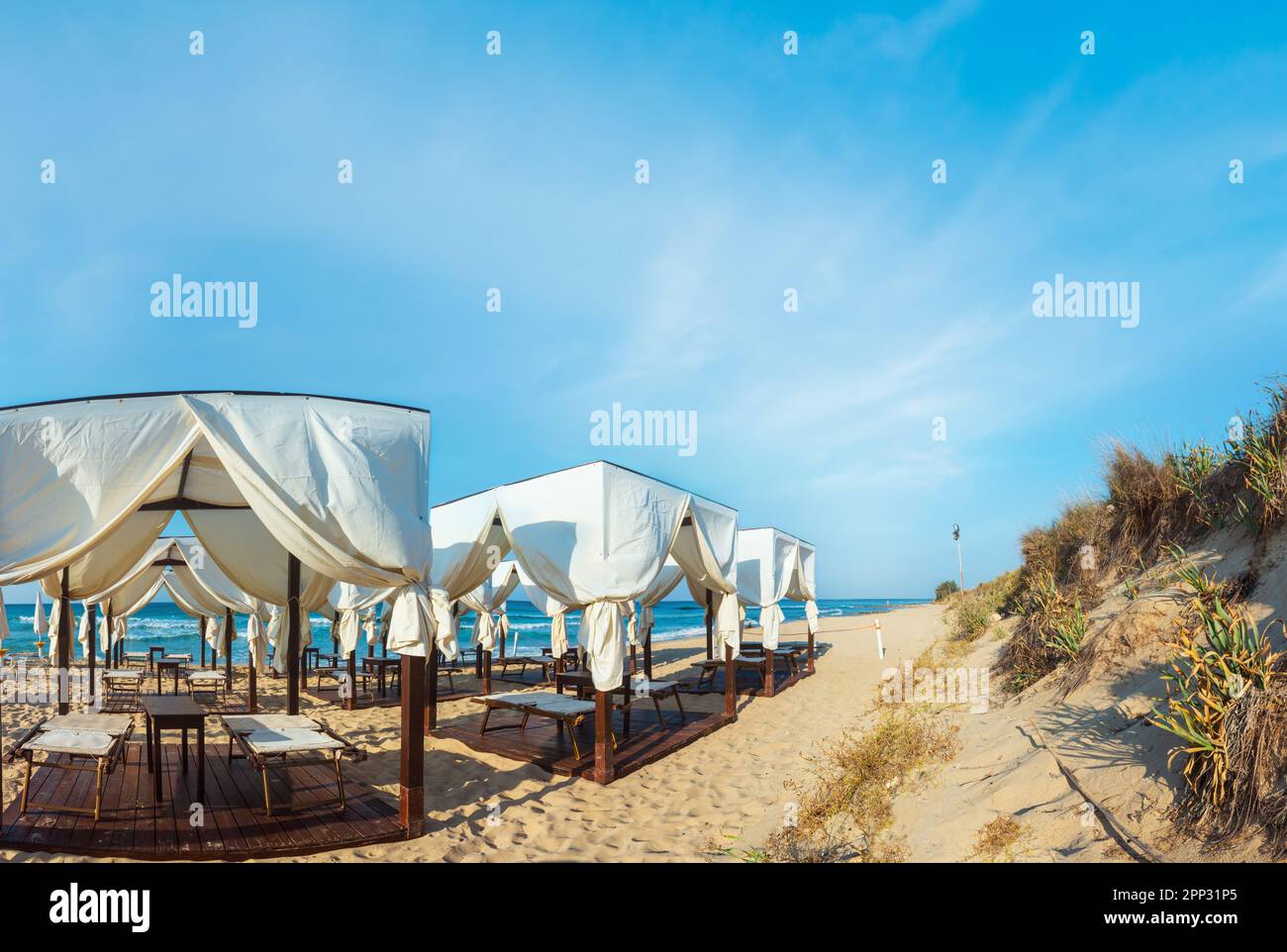 Spiaggia di lusso tende tettoie di mattina paradise spiaggia di sabbia  bianca (Pescoluse, salento Puglia sud Italia). Il più bel mare spiaggia  sabbiosa di APU Foto stock - Alamy