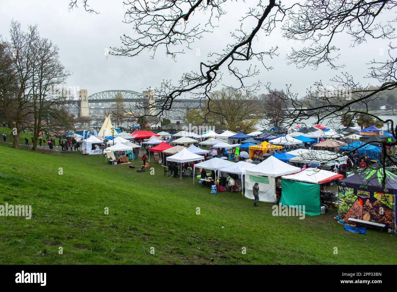 Scena del Festival della Cannabis di Vancouver del 420 al Sunset Beach Park. 420 (quattro-venti) è lo slang della cultura della cannabis che celebra la marijuana e la cultura del piatto Foto Stock