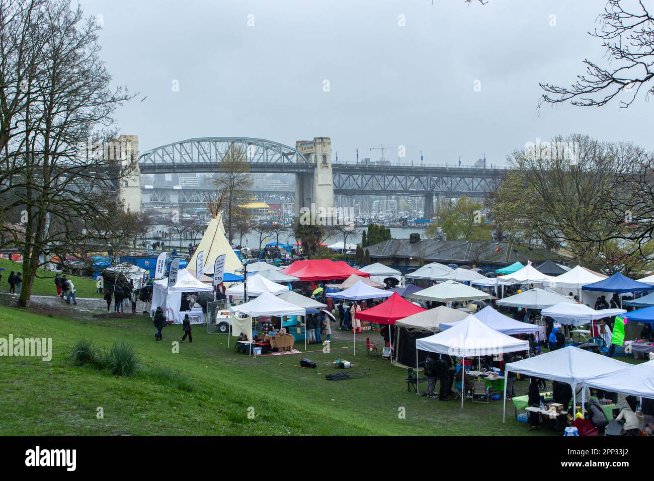 Scena del Festival della Cannabis di Vancouver del 420 al Sunset Beach Park. 420 (quattro-venti) è lo slang della cultura della cannabis che celebra la marijuana e la cultura del piatto Foto Stock