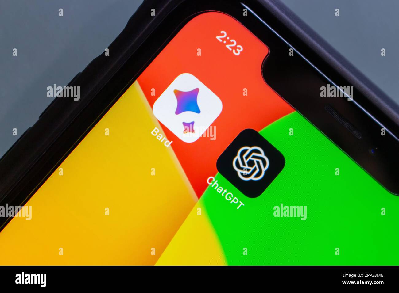 Vancouver, CANADA - Apr 19 2023 : Google Bard e OpenAI ChatGPT icone visualizzate in uno schermo di iPhone. Foto Stock