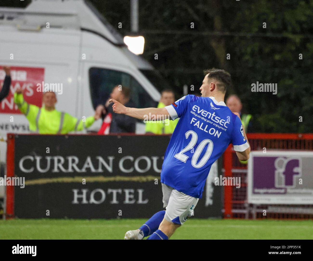 Inver Park, Larne, Irlanda del Nord, Regno Unito. 21 Apr 2023. Danske Bank Premiership – Larne / Linfield. Larne ha giocato a Linfield nella loro ultima partita in casa della stagione. Larne, i campioni ha alzato il trofeo, la Gibson Cup la notte. Stephen Fallon (20) ha equalizzato Linfield. Credit: CAZIMB/Alamy Live News. Foto Stock