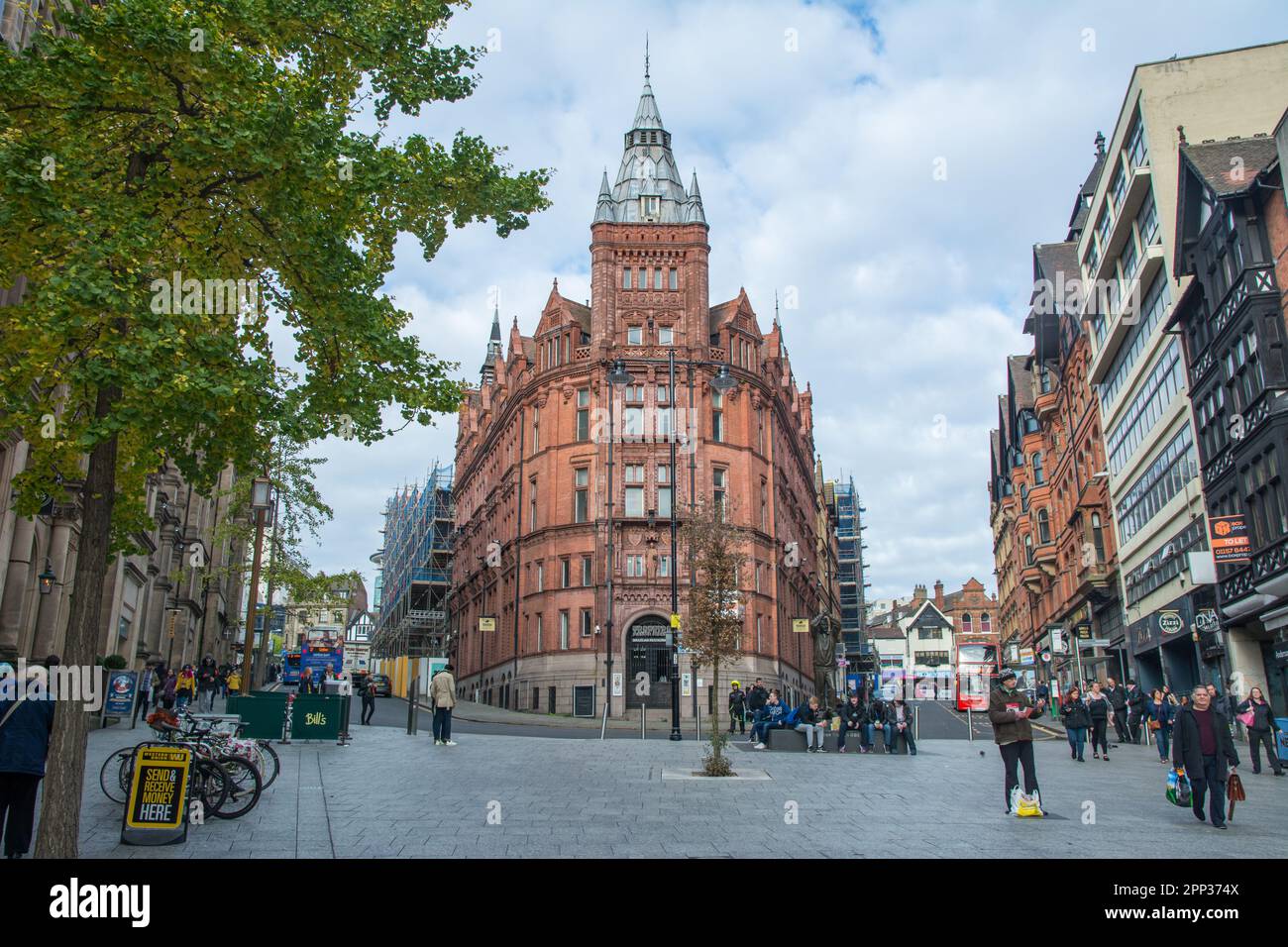 Un uomo parla al Speakers' Corner, il primo ufficialmente designato (nel 2009) fuori Londra, vicino alla Old Market Square a Nottingham, Inghilterra. Foto Stock