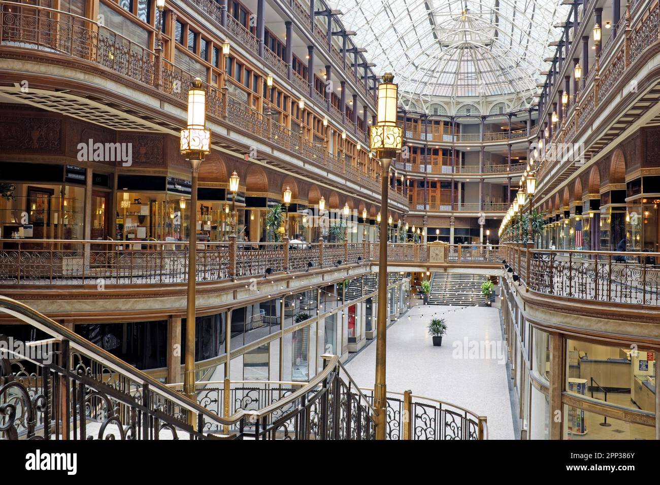 Il Cleveland Arcade, inaugurato nel 1890, è un punto di riferimento storico noto per la sua architettura vittoriana, il lucernario in vetro di 300 metri e la galleria a 5 piani. Foto Stock