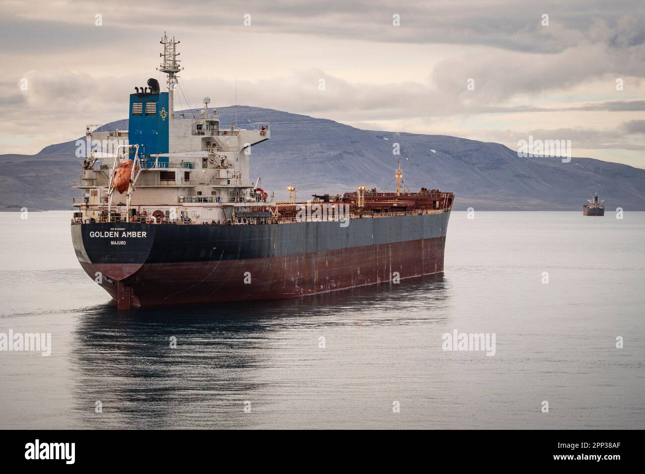 Minerale di ferro che trasporta il freighter all'ingrosso fuori dell'isola di Ragged in Eclipse Sound all'estremità occidentale dell'isola di Baffin, Nunavut, Canada. Foto Stock