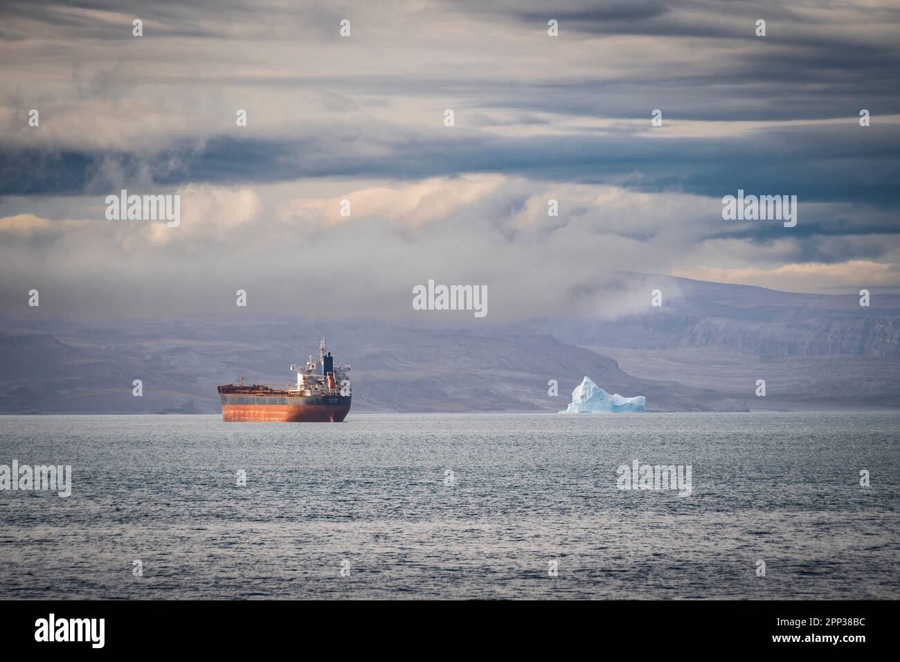 Minerale di ferro che trasporta il freighter all'ingrosso fuori dell'isola di Ragged in Eclipse Sound all'estremità occidentale dell'isola di Baffin, Nunavut, Canada. Foto Stock