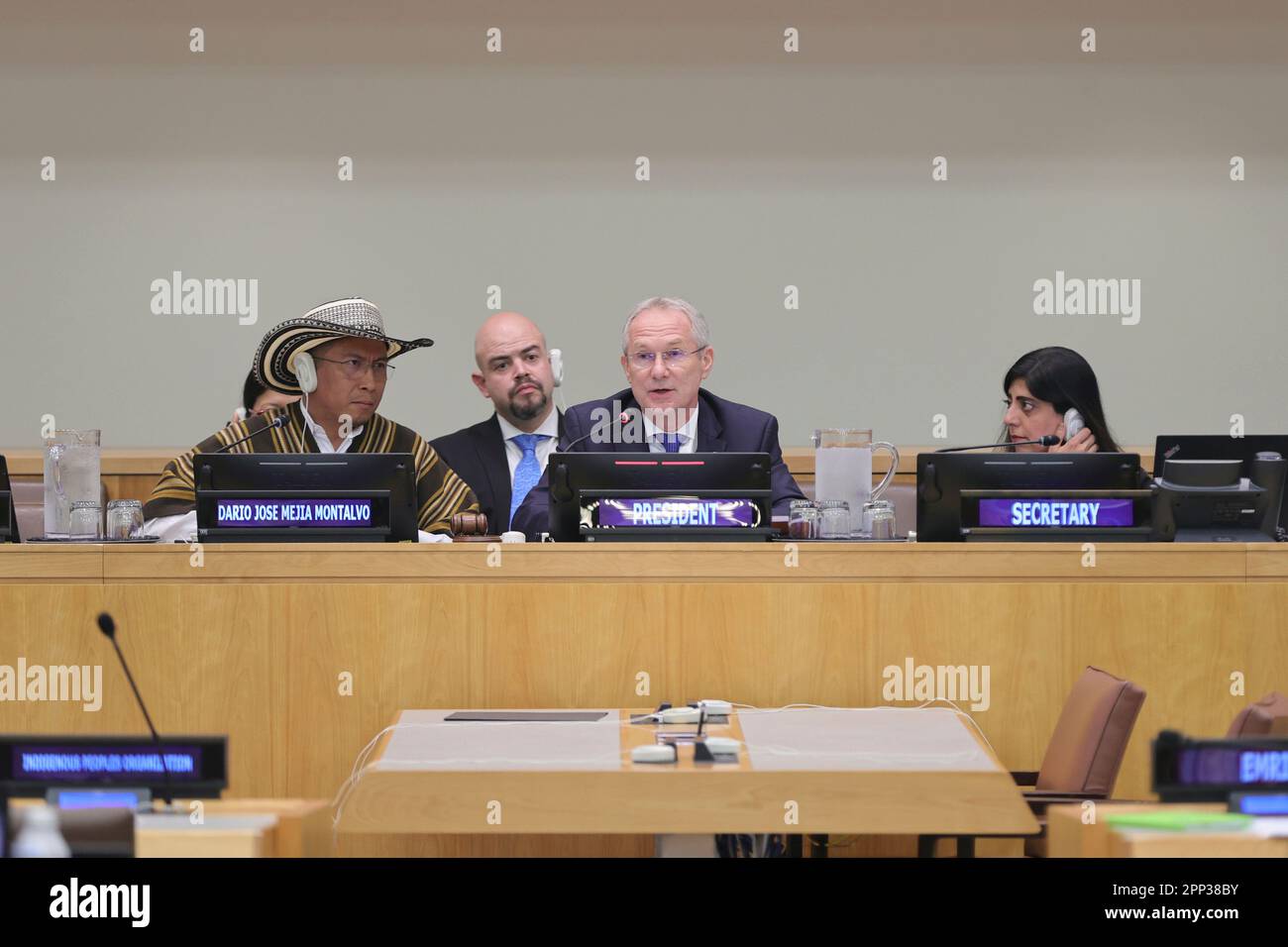 Nazioni Unite, New York, USA, 20 aprile 2023 - popoli indigeni e Csaba Korosi, Presidente della settantasettesima sessione dell'Assemblea Generale delle Nazioni Unite durante la 22nd sessione del Forum permanente sulle questioni indigene (UNPFII) oggi presso la sede delle Nazioni Unite a New York. Foto: Giada Papini Rampelotto/EuropaNewswire Foto Stock
