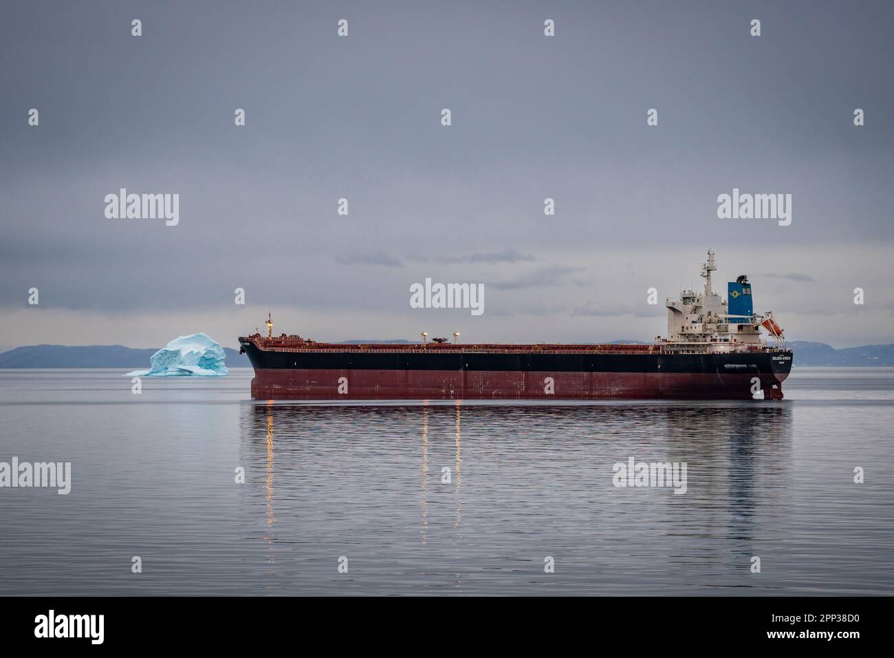 Minerale di ferro che trasporta il freighter all'ingrosso fuori dell'isola di Ragged in Eclipse Sound all'estremità occidentale dell'isola di Baffin, Nunavut, Canada. Foto Stock