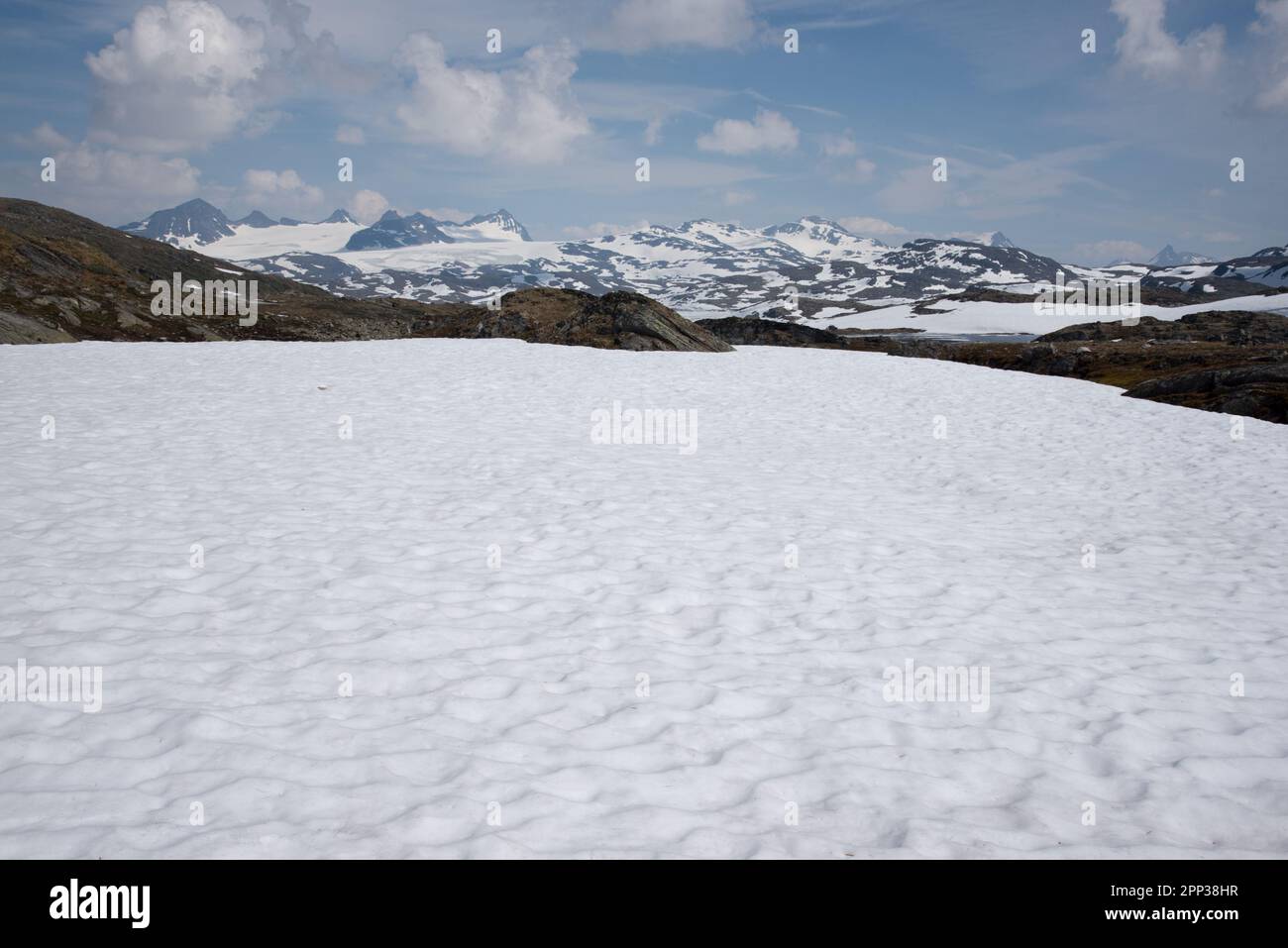 fjell a Oscarshaug a Jotunheimen con campi di neve nella contea di Vestland nella Norvegia centrale. Foto Stock