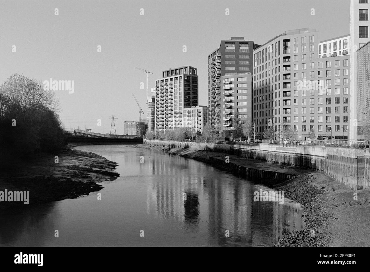 Il nuovo sviluppo di London City Island nella Penisola di Leamouth, East London UK, con il fiume Lea, in bianco e nero Foto Stock