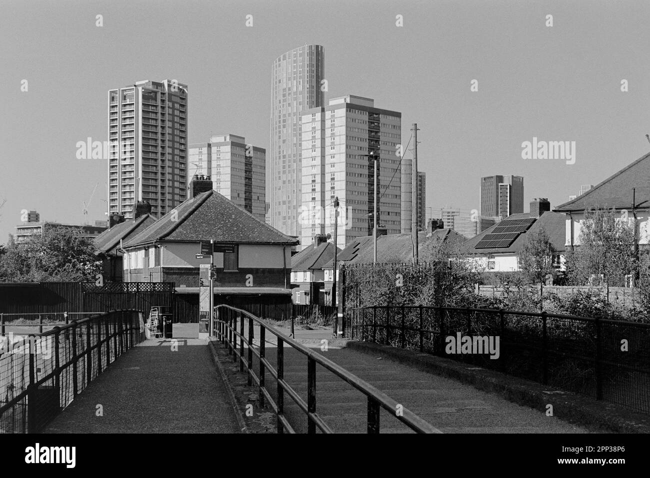 Case e nuovi blocchi di appartamenti vicino a Three Mills Park, East London UK, guardando verso Stratford, in bianco e nero Foto Stock