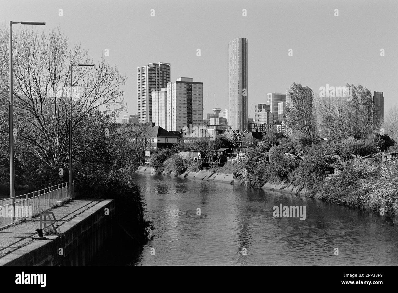 Il canale Prescott a Three Mills Park, Bromley-by-Bow, East London UK, guardando verso nord verso Stratford Foto Stock