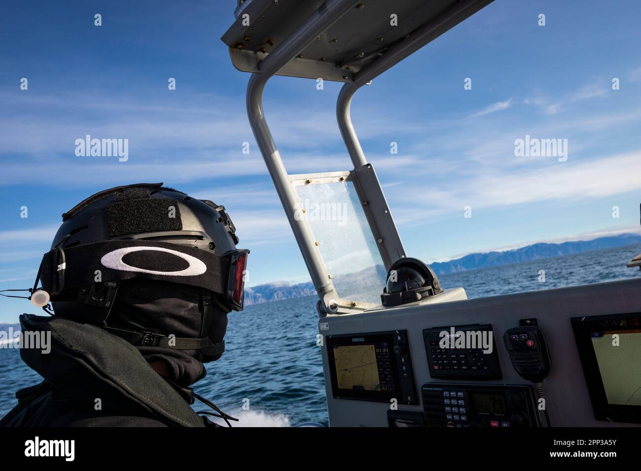 Piccola imbarcazione rigida gonfiabile con scafo (RHIB) lanciata da HMCS Margaret Brooke durante l'operazione Nanook 2022. Foto Stock Piccola imbarcazione rigida gonfiabile con scafo (RHIB) lanciata da HMCS Margaret Brooke durante l'operazione Nanook 2022. Foto Stock