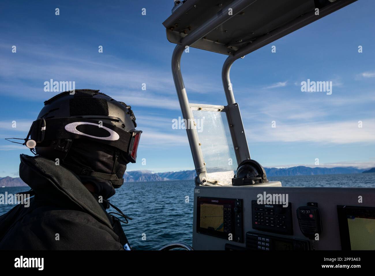 Piccola imbarcazione rigida gonfiabile con scafo (RHIB) lanciata da HMCS Margaret Brooke durante l'operazione Nanook 2022. Foto Stock Piccola imbarcazione rigida gonfiabile con scafo (RHIB) lanciata da HMCS Margaret Brooke durante l'operazione Nanook 2022. Foto Stock