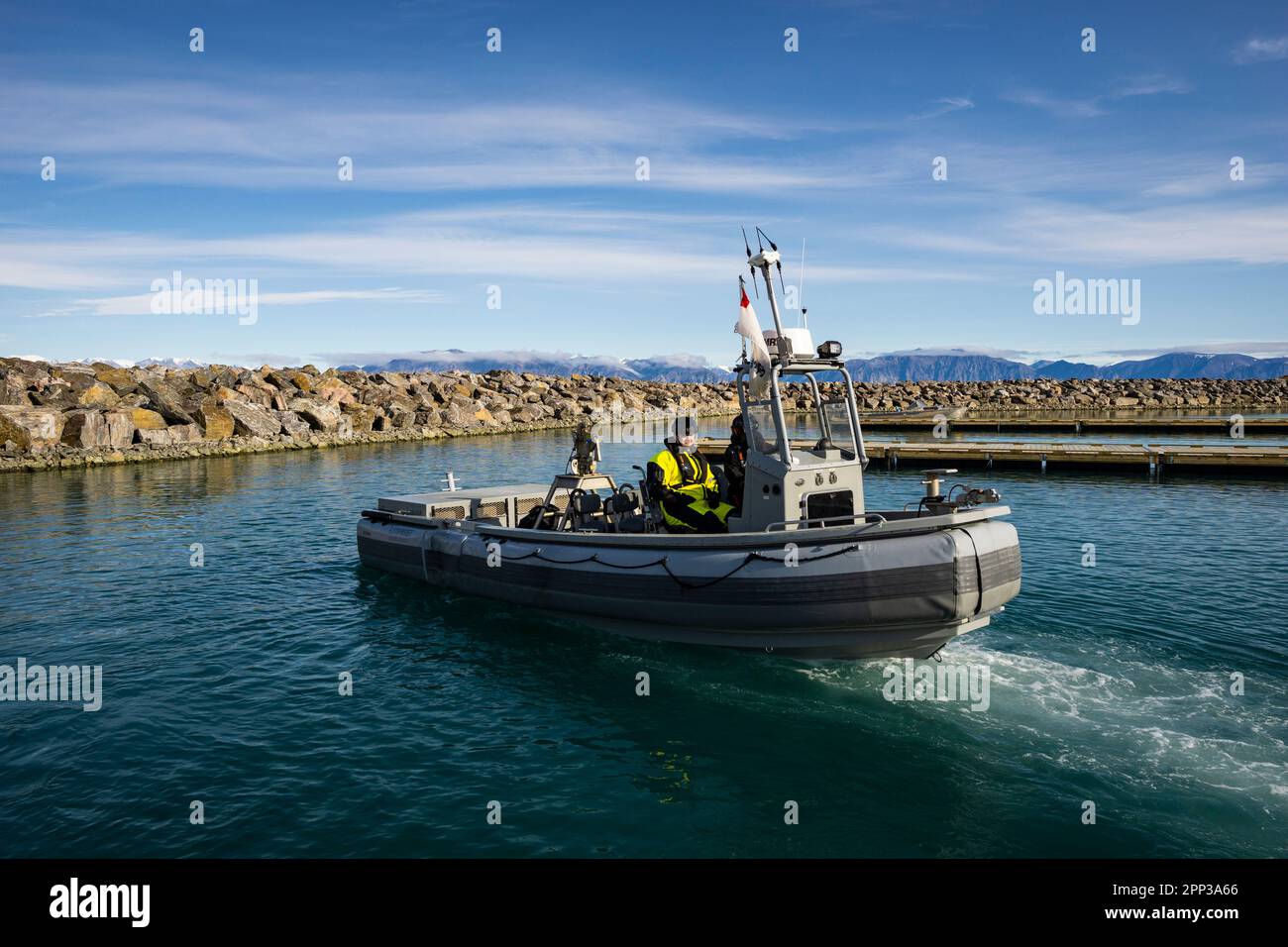 Piccola imbarcazione rigida gonfiabile con scafo (RHIB) lanciata da HMCS Margaret Brooke durante l'operazione Nanook 2022. Foto Stock Piccola imbarcazione rigida gonfiabile con scafo (RHIB) lanciata da HMCS Margaret Brooke durante l'operazione Nanook 2022. Foto Stock