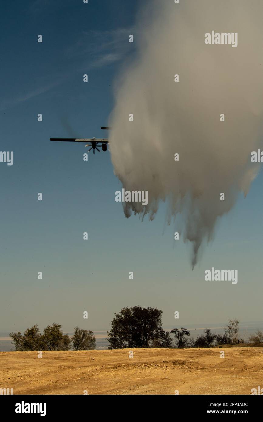 NEGLI STATI UNITI Air National Guard C-130 Aircraft equipaggiato con il sistema antincendio modulare (MAFFS) assegnato con la 152nd Airlift Wing della Guardia Nazionale aerea del Nevada partecipa all'addestramento antincendio aereo con gli Stati Uniti Department of Agriculture's Forest Service (USFS), Inside the Angeles Forest, 14 aprile 2023. Quest'anno la formazione è stata ospitata dalla California Air National Guard's 146th Airlift Wing dal 11 al 15 aprile 2023, che ha incluso sessioni in aula, operazioni di volo e a terra, e altri corsi di formazione in collaborazione con l'agenzia per la repressione degli incendi selvatici dal Bureau of Land Management, e t Foto Stock