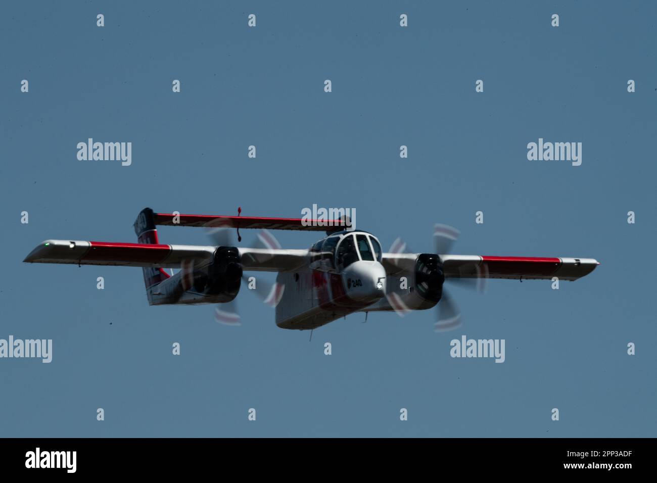 Un equipaggio del Dipartimento della silvicoltura e della protezione antincendio della California (CAL FIRE) che pilota un velivolo di piombo OV-10 Bronco passa su terreni montuosi durante l'addestramento antincendio aereo con la Guardia Nazionale aerea del Nevada e del Wyoming, nota come MAFFS (Modular Airborne Fire Fighting System) all'interno della foresta di Angeles, il 14 aprile 2023. Quest'anno la formazione è stata ospitata dalla California Air National Guard's 146th Airlift Wing dal 11 al 15 aprile 2023, che includeva sessioni in aula, operazioni di volo e a terra e altri corsi di formazione in collaborazione con l'agenzia per la repressione degli incendi selvatici del Bureau of Land Manage Foto Stock