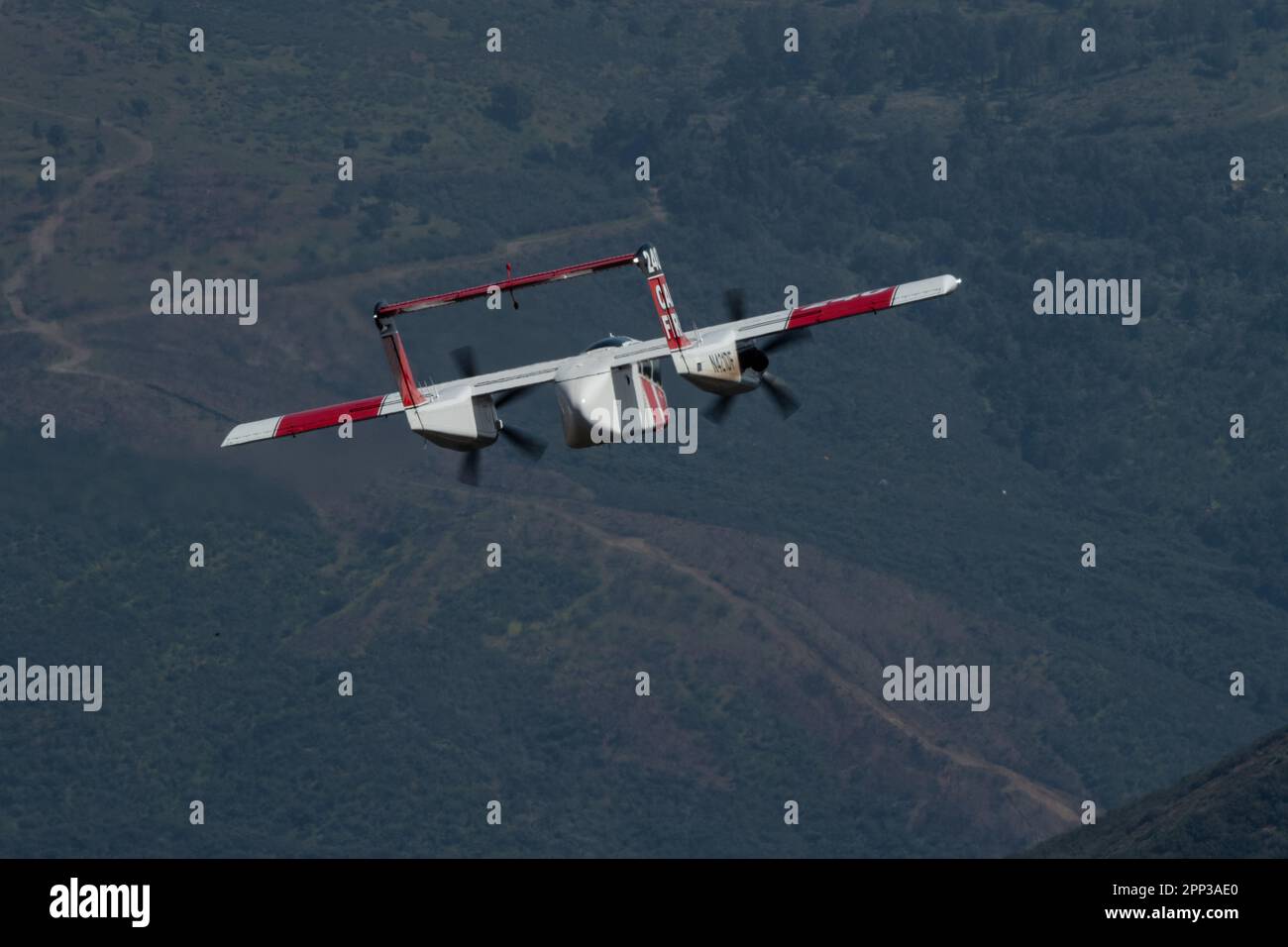 Un equipaggio del Dipartimento della silvicoltura e della protezione antincendio della California (CAL FIRE) che pilota un velivolo di piombo OV-10 Bronco passa su terreni montuosi durante l'addestramento antincendio aereo con la Guardia Nazionale aerea del Nevada e del Wyoming, nota come MAFFS (Modular Airborne Fire Fighting System) all'interno della foresta di Angeles, il 14 aprile 2023. Quest'anno la formazione è stata ospitata dalla California Air National Guard's 146th Airlift Wing dal 11 al 15 aprile 2023, che includeva sessioni in aula, operazioni di volo e a terra e altri corsi di formazione in collaborazione con l'agenzia per la repressione degli incendi selvatici del Bureau of Land Manage Foto Stock
