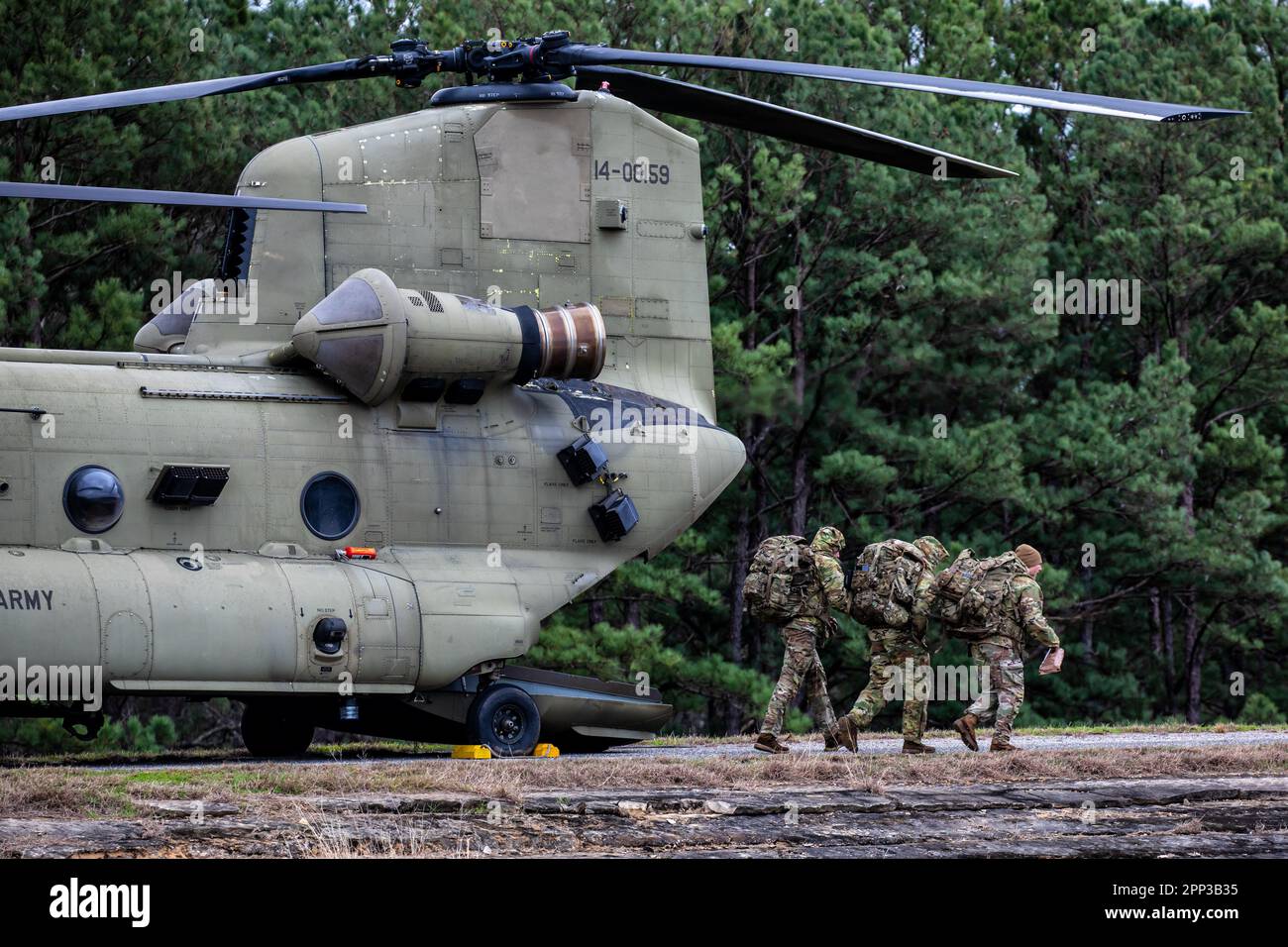 I soldati si sfidano nell'evento di Helocast durante la migliore competizione Medica dell'esercito a Fort Polk, Laos. Dal 22 al 26 gennaio 2023. Foto Stock