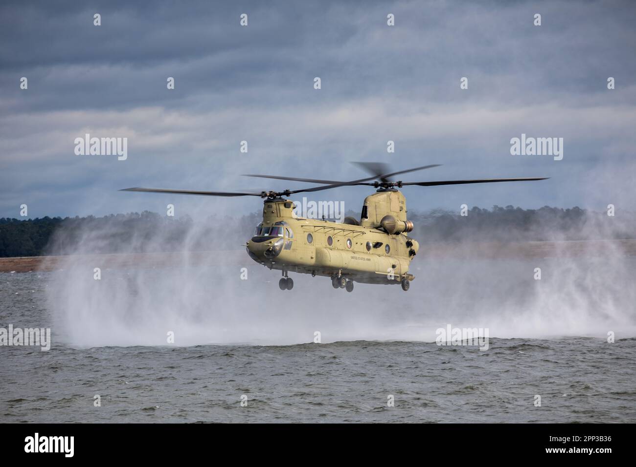 I soldati si sfidano nell'evento di Helocast durante la migliore competizione Medica dell'esercito a Fort Polk, Laos. Dal 22 al 26 gennaio 2023. Foto Stock